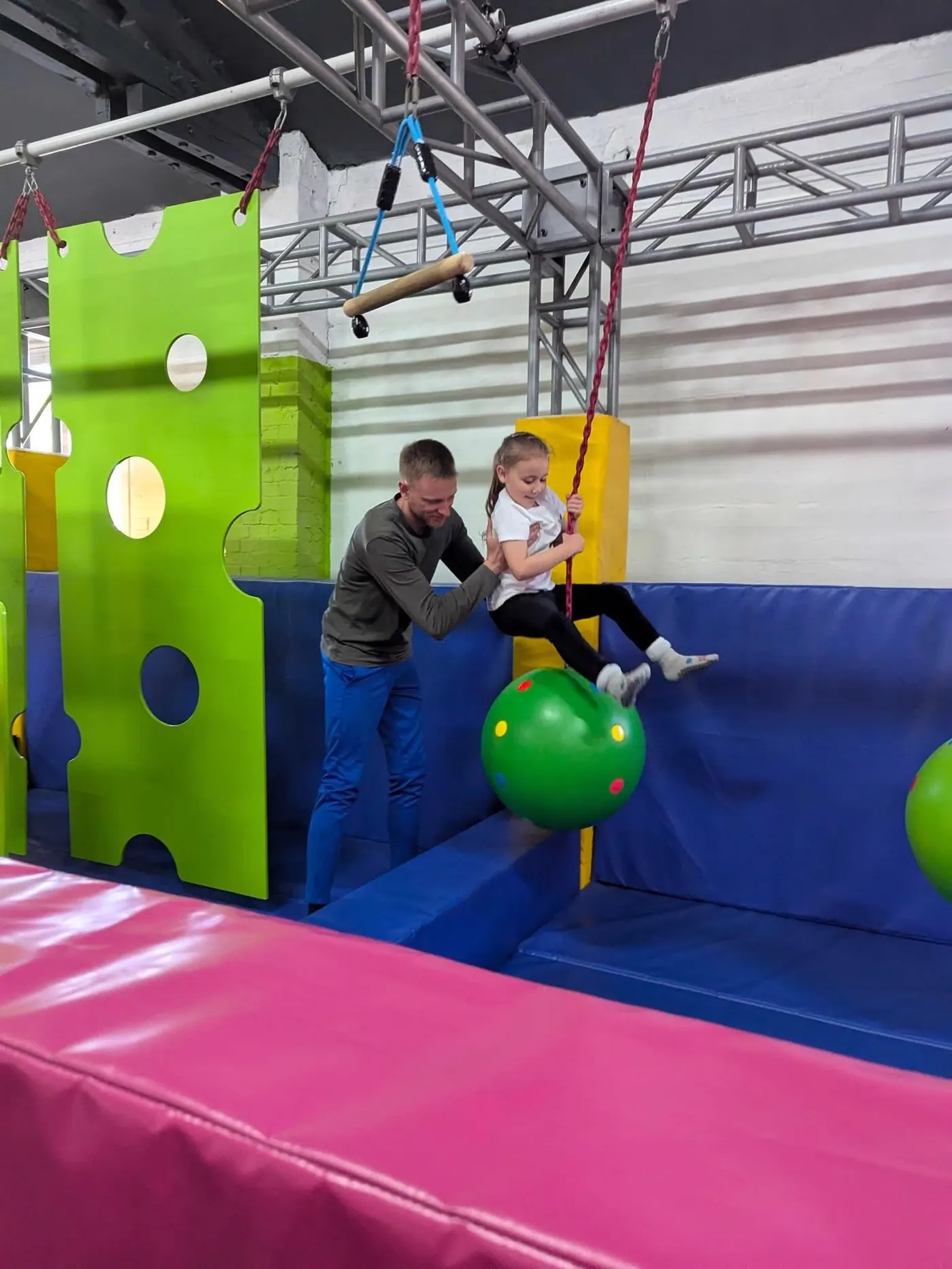 Tor ninja z wiszącymi przeszkodami nad matami w Fun Kids World Nowogard