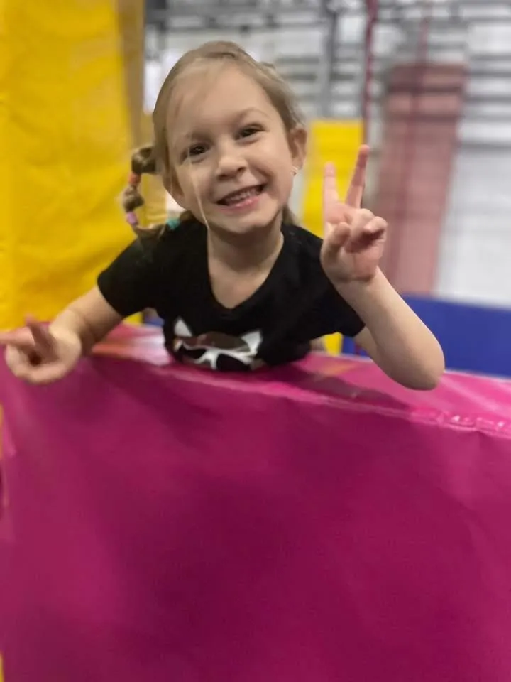 Dziewczynka na trampolinie w Fun Kids World